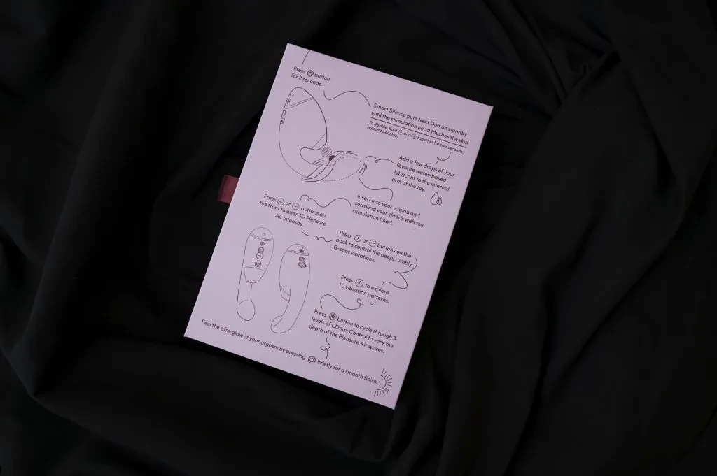 A Womanizer Next Duo csomagolása belülről, benne a használati útmutatóval - Vágyaim.hu szexshop