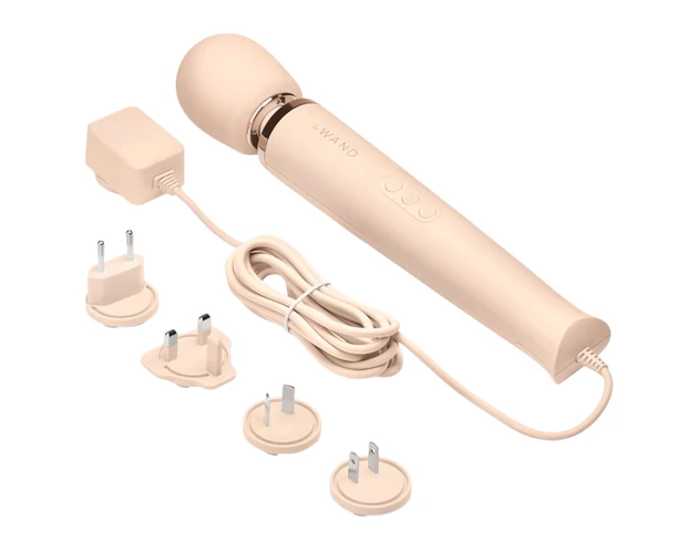 le Wand - exkluzív, hálózati masszírozó vibrátor (bézs)
